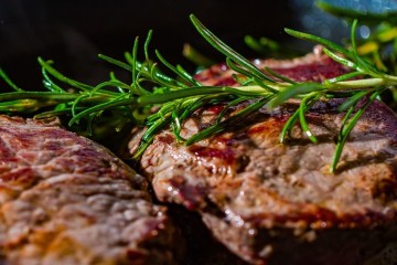 Reduzir a quantidade de carne vermelha na alimentação pode ser muito benéfico para a saúde. A recomendação não é de hoje, mas convém relembrar esta ideia. Conheça alguns substitutos.