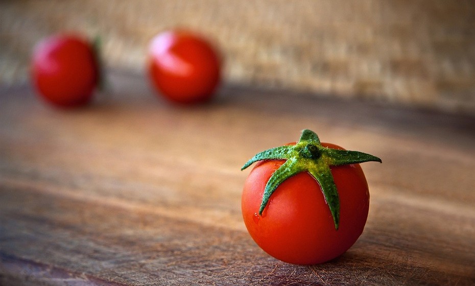 Os tomates são ricos em licopeno que protege a pele dos danos solares e pode ajudar a reduzir as rugas.