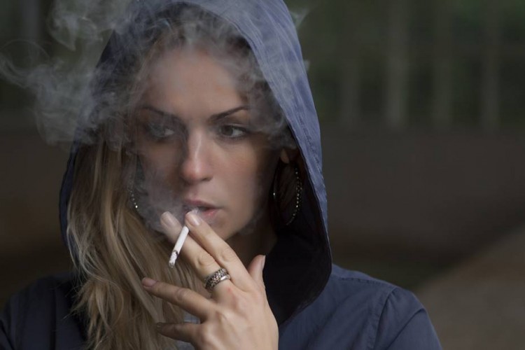 mulher jovem a fumar