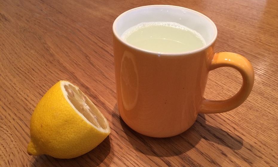 O limão é um aliado poderoso para manter um corpo saudável. Conheça de seguida todos os seus benefícios, sobretudo para se manter saudável no outono e inverno.