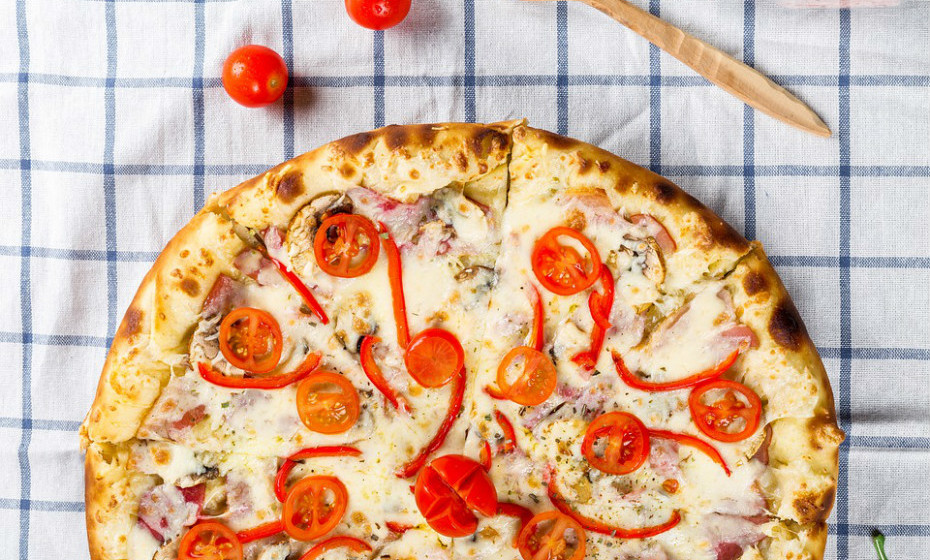 Quanto mais processada a pizza é, pior é. As pizzas caseiras com ingredientes frescos inteiros são a melhor solução. Evite colocar queijo, uma vez que é altamente processado e viciante. Tente utilizar uma crosta menos processada, se possível.