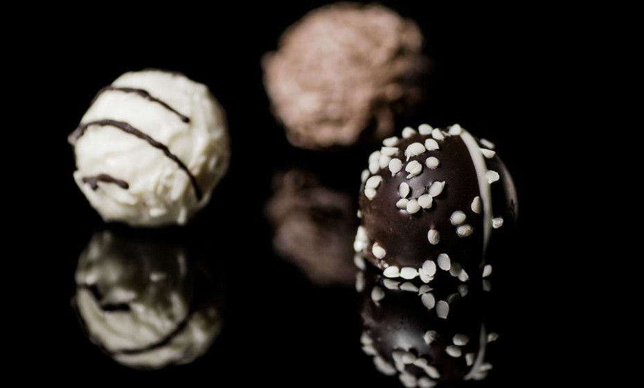 O chocolate pode potenciar uma enxaqueca, segundo alguns estudos, em pessoas mais sensíveis.