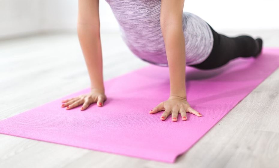 7 – Yoga – esta prática milenar utiliza uma série de posturas corporais específicas que contribuem para a saúde e o relaxamento.