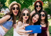 A qualquer momento um amigo sugere que tirem uma selfie e vai querer ficar bem na fotografia. Aprenda seis truques infalíveis para ficar naturalmente bem nas fotos. Importante aplicar, sobretudo a 19 de agosto, Dia Mundial da Fotografia.